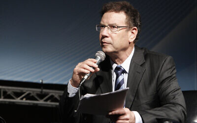 Former Channel 2 news anchorman Gadi Sukenik seen as a moderator for a panel discussion at the 'Jerusalem International Convention for Innovation and Business Development in Electricity and Energy,' on October 23, 2013. (Miriam Alster/FLASH90)
