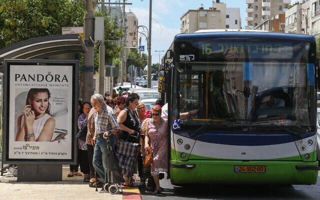 Israelis board a Kavim bus on the main street in the central city of Petah Tikva, June 24, 2015. (Nati Shohat/Flash90) Israelis board a Kavim bus on the main street in the central city of Petah Tikva, June 24, 2015. (Nati Shohat/Flash90)