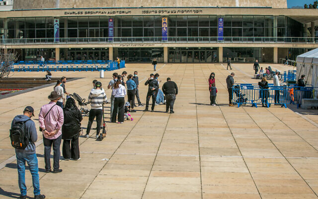 People stand in line to be tested for the COVID-19, at a testing center on HaBima square in Tel Aviv, on March 28, 2022. (Yossi Aloni/Flash90) People stand in line to be tested for the COVID-19, at a testing center on HaBima square in Tel Aviv, on March 28, 2022. (Yossi Aloni/Flash90)