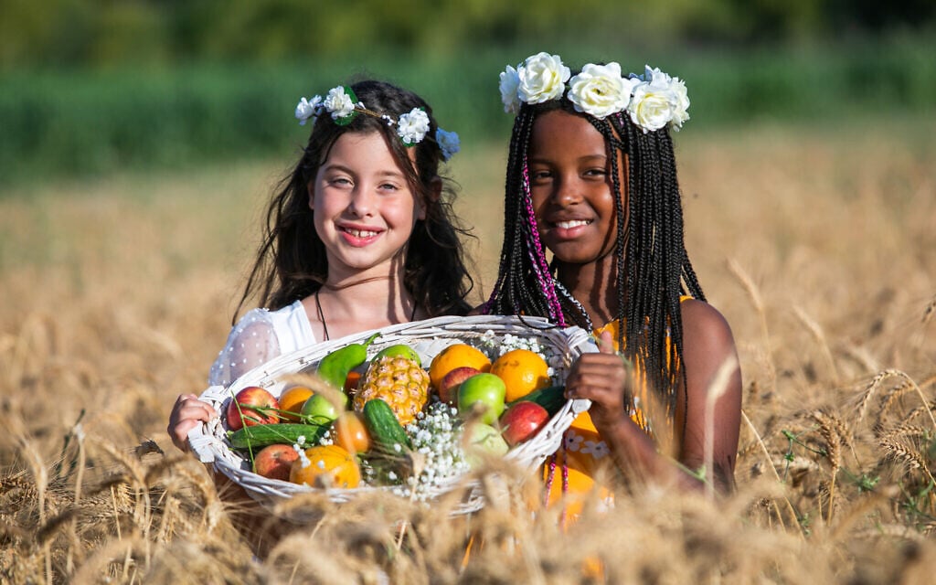 Young kids celebrating the upcoming Jewish holiday of Shavuot, in Moshav Yashresh, June 2, 2022. (Yossi Aloni/Flash90)