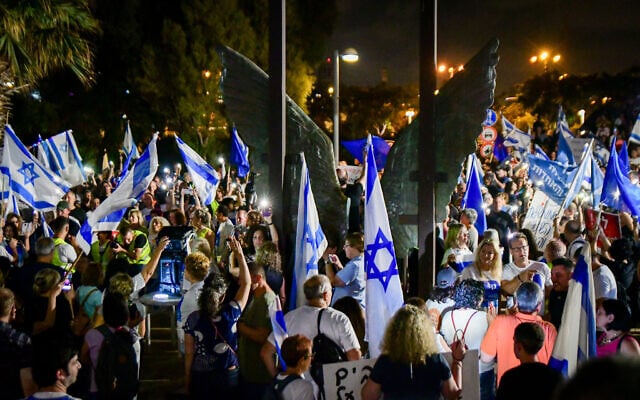 Israelis demonstrate in support of the Israeli government, in Tel Aviv on June 18, 2022. (Avshalom Sassoni/Flash90) Israelis demonstrate in support of the Israeli government, in Tel Aviv on June 18, 2022. (Avshalom Sassoni/Flash90)