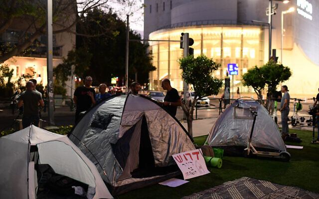 Israelis set up tents on Rothschild Boulevard in Tel Aviv to protest against the soaring housing prices in Israel and social inequalities, on June 19, 2022. (Tomer Neuberg/Flash90) Israelis set up tents on Rothschild Boulevard in Tel Aviv to protest against the soaring housing prices in Israel and social inequalities, on June 19, 2022. (Tomer Neuberg/Flash90)