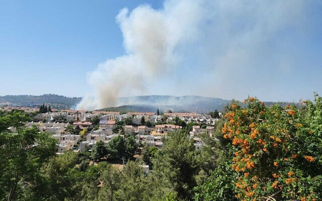 A fire rages in an open area inbetween towns northwest of Jerusalem, June 8, 2022. (Israel Police) A fire rages in an open area inbetween towns northwest of Jerusalem, June 8, 2022. (Israel Police)