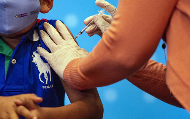 A six-year-old receives the COVID-19 vaccine in Hartford, Connecticut, November 2, 2021. (Joseph Prezioso/AFP) A six-year-old receives the COVID-19 vaccine in Hartford, Connecticut, November 2, 2021. (Joseph Prezioso/AFP)