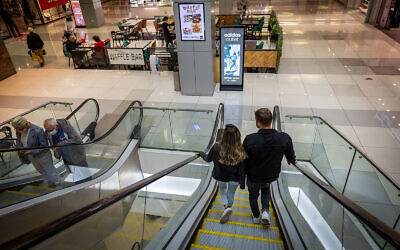 People shop at the Hadar Shopping mall in Jerusalem on December 16, 2021. (Yonatan Sindel/Flash90)