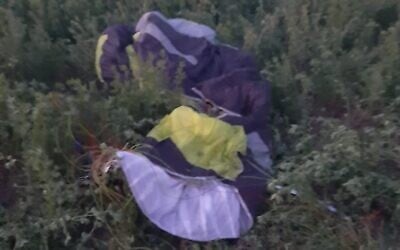 A crashed paraglider in a field west of Beit Shemesh, near Kibbutz Tzohar. (Israel Police)
