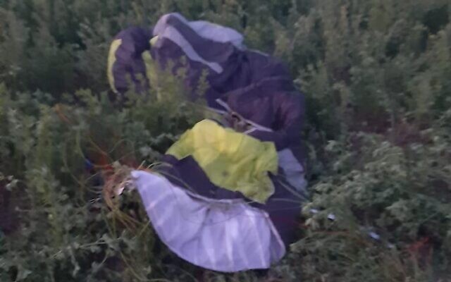 A crashed paraglider in a field west of Beit Shemesh, near Kibbutz Tzohar. (Israel Police)