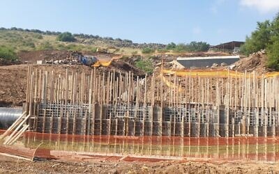 Laying a pipe that will channel desalinated water to the Sea of Galilee, June 3, 2021 (Firas Talhami, Water Authority)