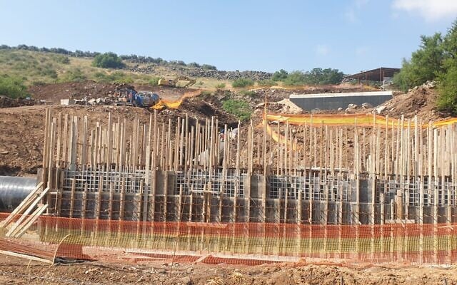 Laying a pipe that will channel desalinated water to the Sea of Galilee, June 3, 2021 (Firas Talhami, Water Authority)