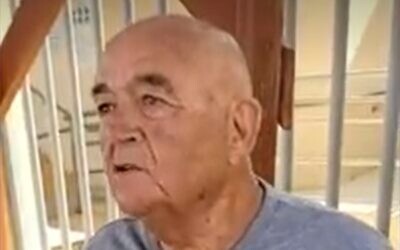 Mike Peleg outside Dekel Prison, Beersheba, on June 1, 2022 (Screen grab/Ynet)
