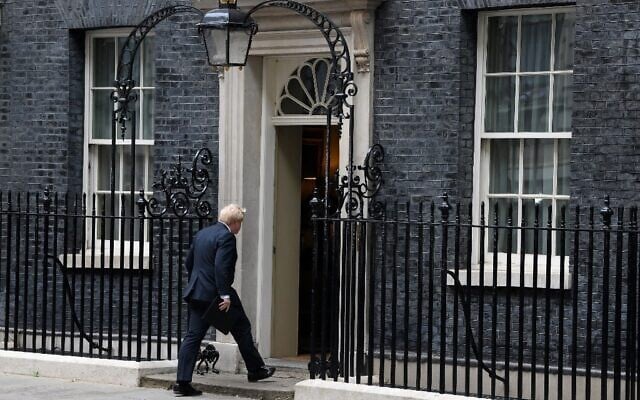 Britain's Prime Minister Boris Johnson walks back into 10 Downing Street in central London on July 7, 2022 after announcing his resignation (Daniel LEAL / AFP) Britain's Prime Minister Boris Johnson walks back into 10 Downing Street in central London on July 7, 2022 after announcing his resignation (Daniel LEAL / AFP)