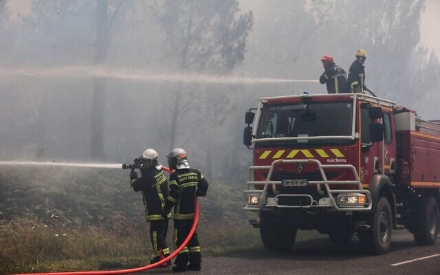 Firefighters try to control a forest fire near Louchats in Gironde, southwestern France on July 17, 2022. (THIBAUD MORITZ / AFP) Firefighters try to control a forest fire near Louchats in Gironde, southwestern France on July 17, 2022. (THIBAUD MORITZ / AFP)