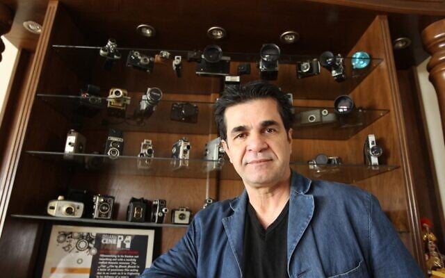 Iranian film director Jafar Panahi poses for a picture during an interview with AFP at his home in Tehran, September 3, 2004. (Atta KENARE/AFP) Iranian film director Jafar Panahi poses for a picture during an interview with AFP at his home in Tehran, September 3, 2004. (Atta KENARE/AFP)