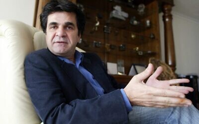 Iranian film director Jafar Panahi speaks during an interview with AFP at his home in Tehran on September 3, 2004. (Atta KENARE / AFP)