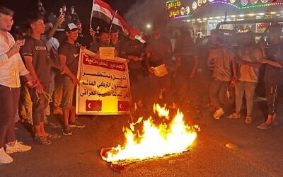 Iraqis protest against Turkey's military offensive in Iraq's autonomous Kurdistan region, in front of a Turkish visa centre in the central Iraqi city of Karbala on July 20, 2022. (Mohammed SAWAF / AFP)