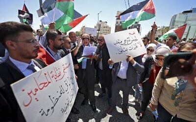 Palestinian lawyers demonstrate in front of the Prime Minister's Office in the city of Ramallah in the West Bank, on July 25, 2022, to reportedly protest the Palestinian President establishing laws by decree which they consider a violation of the independence of the judiciary. (ABBAS MOMANI / AFP) Palestinian lawyers demonstrate in front of the Prime Minister's Office in the city of Ramallah in the West Bank, on July 25, 2022, to reportedly protest the Palestinian President establishing laws by decree which they consider a violation of the independence of the judiciary. (ABBAS MOMANI / AFP)