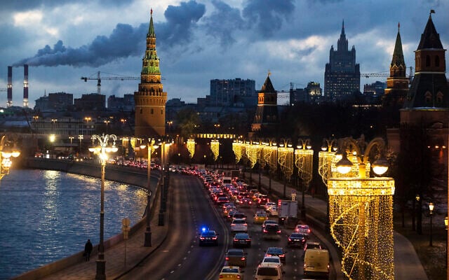 Traffic on a bank of the Moskva River outside the Kremlin in Moscow, Russia, December 23, 2020. (Pavel Golovkin/AP) Traffic on a bank of the Moskva River outside the Kremlin in Moscow, Russia, December 23, 2020. (Pavel Golovkin/AP)