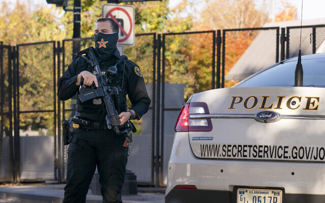 A US Secret Service officer takes a position in the street as US President Donald Trump's motorcade arrives at the White House on Nov. 8, 2020, a day after he was defeated by President-elect Joe Biden. (AP/J. Scott Applewhite) A US Secret Service officer takes a position in the street as US President Donald Trump's motorcade arrives at the White House on Nov. 8, 2020, a day after he was defeated by President-elect Joe Biden. (AP/J. Scott Applewhite)
