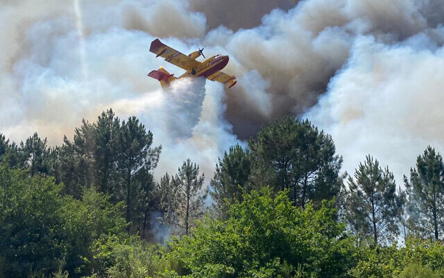This photo provided by the fire brigade of the Gironde region (SDIS 33) shows a Canadair plane fighting wildfire near La Teste-de-Buch, southwestern France, July 16, 2022 (SDIS 33 via AP) This photo provided by the fire brigade of the Gironde region (SDIS 33) shows a Canadair plane fighting wildfire near La Teste-de-Buch, southwestern France, July 16, 2022 (SDIS 33 via AP)
