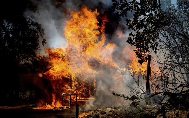 Flames from the Oak Fire consume a home on Triangle Road in Mariposa County, California, July 23, 2022. (AP Photo/Noah Berger)