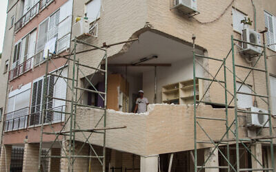 An apartment building in the northern Israeli town of Kiryat Bialik undergoing renovations, on October 24, 2018. (Meir Vaaknin/Flash90)