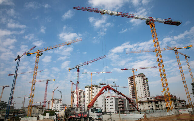 A construction site in the central Israeli city of Be'er Ya'akov, 2022. (Yossi Aloni/Flash90)