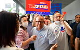 Arnon Bar-David, then a candidate in the elections for the Histadrut, arrives to vote at a polling station, during the Histadrut elections in Tel Aviv, May 24, 2022. (Avshalom Sasoni/Flash90)