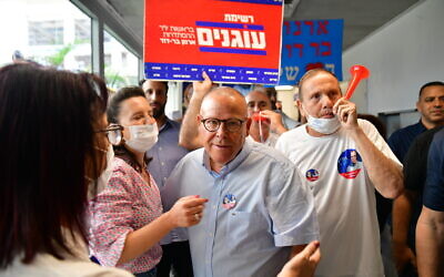 Arnon Bar-David, then a candidate in the elections for the Histadrut, arrives to vote at a polling station, during the Histadrut elections in Tel Aviv, May 24, 2022. (Avshalom Sasoni/Flash90)