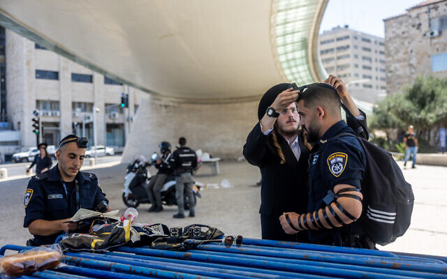 Israeli police officers in Jerusalem on July 13, 2022, deployed ahead of the arrival of US President Joe Biden (Yonatan Sindel/Flash90)