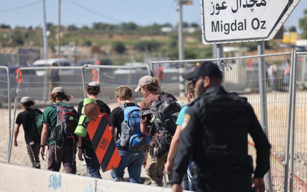 Israeli police and soldiers attempt to block settlers from the Nachala Settlement Movement at the Gush Etzion Junction, July 20, 2022. (Yonatan Sindel/FLASH90) Israeli police and soldiers attempt to block settlers from the Nachala Settlement Movement at the Gush Etzion Junction, July 20, 2022. (Yonatan Sindel/FLASH90)