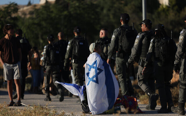 Police officers and settler activists near
the Gush Etzion junction, July 20, 2022. (Yonatan Sindel/FLASH90) Police officers and settler activists near
the Gush Etzion junction, July 20, 2022. (Yonatan Sindel/FLASH90)