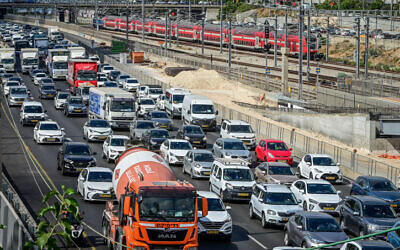Traffic piles up on the Ayalon highway in Tel Aviv, July 24, 2022. (Avshalom Sassoni/Flash90)