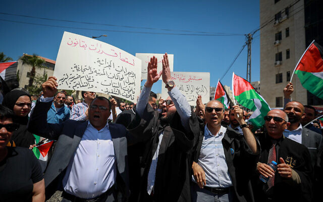 Palestinian lawyers hold a street protest against what they describe as the Palestinian Authority's 'rule by decree,' condemning PA president Mahmoud Abbas for governing without a parliament in the West Bank city of Ramallah, July 25, 2022. (Flash90) Palestinian lawyers hold a street protest against what they describe as the Palestinian Authority's 'rule by decree,' condemning PA president Mahmoud Abbas for governing without a parliament in the West Bank city of Ramallah, July 25, 2022. (Flash90)