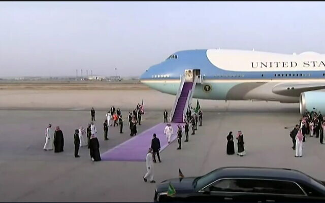 Air Force One lands at the airport in the coastal city of Jeddah, Saudi Arabia, July 15, 2022. (Video screenshot) Air Force One lands at the airport in the coastal city of Jeddah, Saudi Arabia, July 15, 2022. (Video screenshot)
