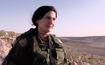 Maj. Or Livni speaks to the Kan public broadcaster on the Egyptian border, March 29, 2018. (Screenshot: Youtube/Kan)