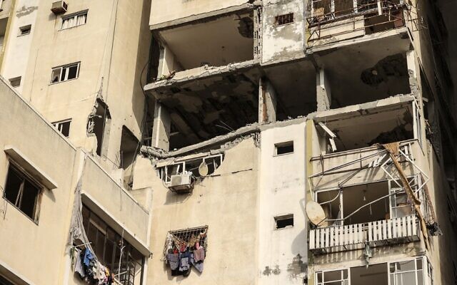 This picture shows the damage caused by an Israeli air strike on a building in Gaza City, on August 5, 202 (MAHMUD HAMS / AFP)