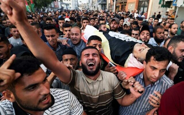 Palestinian mourners carry the body of the victims killed earlier in an Israeli air strike, during their funeral in Gaza City, on August 5, 2022. (MAHMUD HAMS / AFP) Palestinian mourners carry the body of the victims killed earlier in an Israeli air strike, during their funeral in Gaza City, on August 5, 2022. (MAHMUD HAMS / AFP)