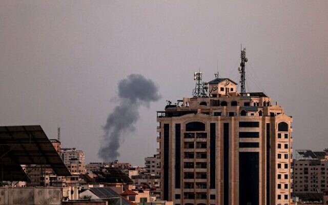 Smoke rises after an israeli airstrike on Gaza City, on August 5, 2022. (MOHAMMED ABED / AFP) Smoke rises after an israeli airstrike on Gaza City, on August 5, 2022. (MOHAMMED ABED / AFP)