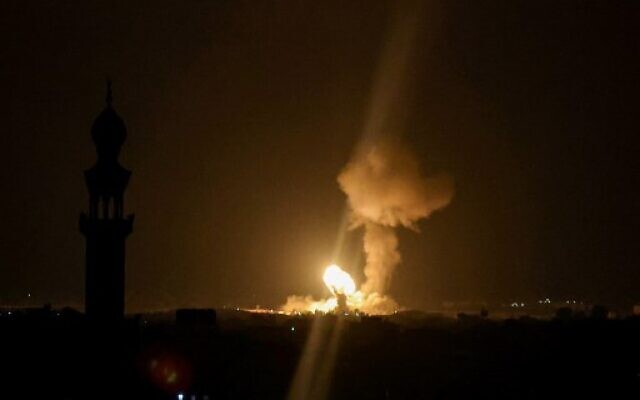 Smoke and fire rises following Israeli airstrikes in Khan Yunis in the southern Gaza Strip late on August 5, 2022. (SAID KHATIB / AFP)