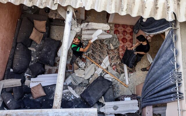 Men inspect damage to a house in the Jabaliya camp in the northern Gaza Strip on August 6, 2022. (MOHAMMED ABED / AFP) Men inspect damage to a house in the Jabaliya camp in the northern Gaza Strip on August 6, 2022. (MOHAMMED ABED / AFP)