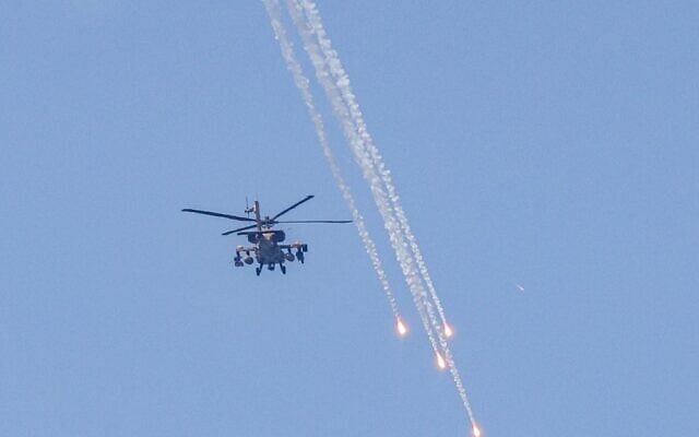 An Israeli military AH-64 Apache attack helicopter fires flares while flying over Ashkelon in southern Israel on August 6, 2022 (Jack Guez / AFP) An Israeli military AH-64 Apache attack helicopter fires flares while flying over Ashkelon in southern Israel on August 6, 2022 (Jack Guez / AFP)