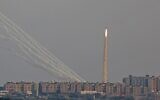 This picture taken from the southern Israeli city of Ashkelon shows Palestinian rockets fired from the Gaza Strip on August 7, 2022 (JACK GUEZ / AFP)
