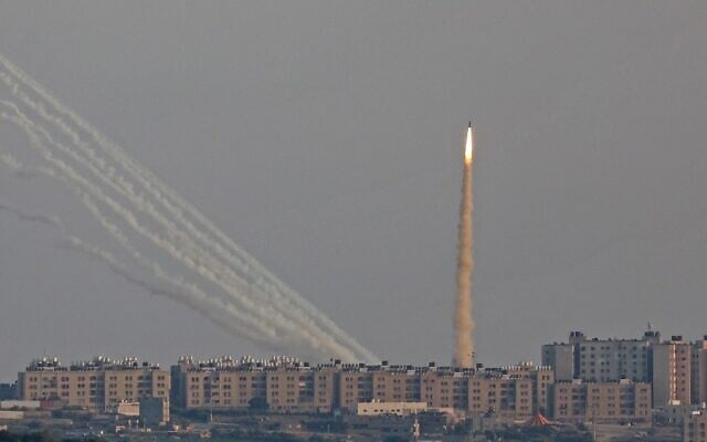 This picture taken from the southern Israeli city of Ashkelon shows Palestinian rockets fired from the Gaza Strip on August 7, 2022 (JACK GUEZ / AFP) This picture taken from the southern Israeli city of Ashkelon shows Palestinian rockets fired from the Gaza Strip on August 7, 2022 (JACK GUEZ / AFP)