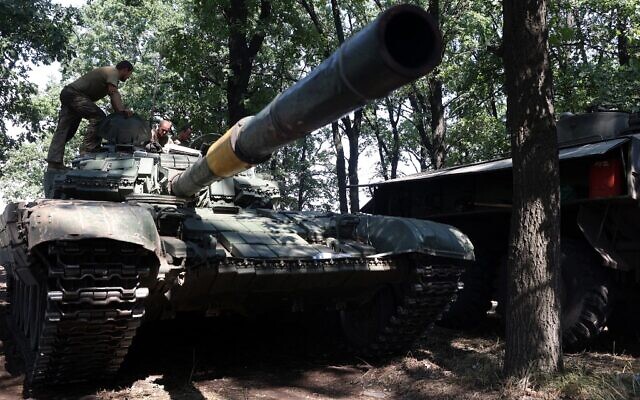 Ukrainian soldiers stand on their tank at the front line in the Donetsk region on August 19, 2022, due to Russia's invasion of Ukraine. (ANATOLII STEPANOV / AFP)