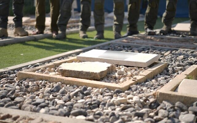 Members of police's elite Yamam unit stand by the grave of Zili, a K9 killed during an operation in Nablus, August 9, 2022. (Israel Police) Members of police's elite Yamam unit stand by the grave of Zili, a K9 killed during an operation in Nablus, August 9, 2022. (Israel Police)