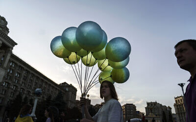 A vendor sells blue and yellow balloons in honor of the country's National Flag Day, at Maidan Square in Kyiv, Ukraine, August 23, 2022. (David Goldman/AP)