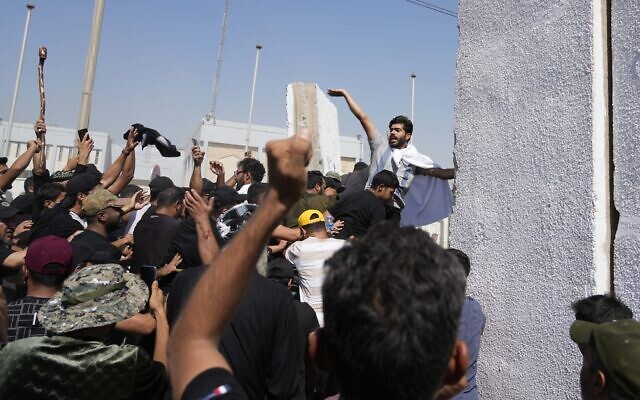 Supporters of Iraqi Shiite cleric storm government palace after he ...
