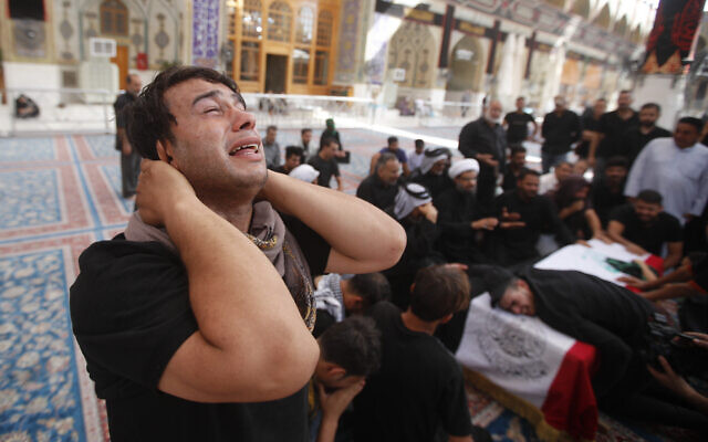Relatives attend a funeral of a man killed during clashes with security forces in Baghdad, Najaf, Iraq, August 30, 2022. (AP/Anmar Khalil) Relatives attend a funeral of a man killed during clashes with security forces in Baghdad, Najaf, Iraq, August 30, 2022. (AP/Anmar Khalil)