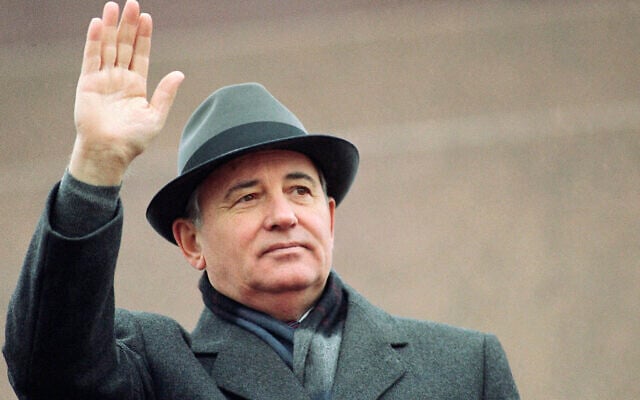 Soviet President Mikhail Gorbachev waves from the Red Square tribune during a Revolution Day celebration, in Moscow, Soviet Union, Nov. 7, 1989. (AP Photo/Boris Yurchenko) Soviet President Mikhail Gorbachev waves from the Red Square tribune during a Revolution Day celebration, in Moscow, Soviet Union, Nov. 7, 1989. (AP Photo/Boris Yurchenko)