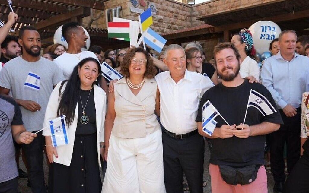 Doron Almog, chair of the Jewish Agency (center, in white shirt), visits new immigrants at Ulpan Etzion, a Hebrew-language immersion center in Jerusalem on his first day on the job, August 21, 2022. (Maxim Dinstein/Jewish Agency) Doron Almog, chair of the Jewish Agency (center, in white shirt), visits new immigrants at Ulpan Etzion, a Hebrew-language immersion center in Jerusalem on his first day on the job, August 21, 2022. (Maxim Dinstein/Jewish Agency)